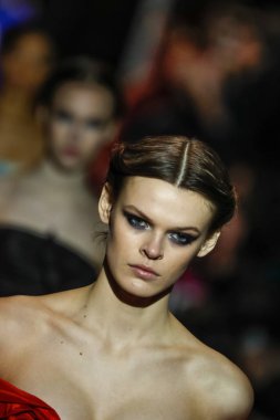 New York, Ny - 12 Şubat: Modelleri yürüyüş pist final Carolina Herrera New York moda haftası sırasında için: gösterir, Museum of Modern Art 12 Şubat 2018 tarihinde New York'ta.