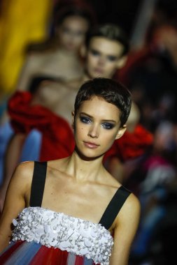 New York, Ny - 12 Şubat: Modelleri yürüyüş pist final Carolina Herrera New York moda haftası sırasında için: gösterir, Museum of Modern Art 12 Şubat 2018 tarihinde New York'ta.