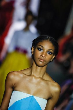 New York, Ny - 12 Şubat: Modelleri yürüyüş pist final Carolina Herrera New York moda haftası sırasında için: gösterir, Museum of Modern Art 12 Şubat 2018 tarihinde New York'ta.