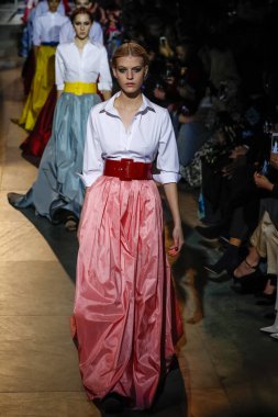 New York, Ny - 12 Şubat: Modelleri yürüyüş pist final Carolina Herrera New York moda haftası sırasında için: gösterir, Museum of Modern Art 12 Şubat 2018 tarihinde New York'ta.