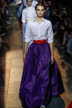 New York, Ny - 12 Şubat: Modelleri yürüyüş pist final Carolina Herrera New York moda haftası sırasında için: gösterir, Museum of Modern Art 12 Şubat 2018 tarihinde New York'ta.