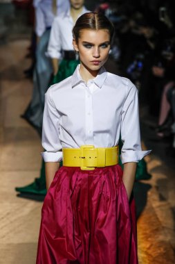 New York, Ny - 12 Şubat: Modelleri yürüyüş pist final Carolina Herrera New York moda haftası sırasında için: gösterir, Museum of Modern Art 12 Şubat 2018 tarihinde New York'ta.
