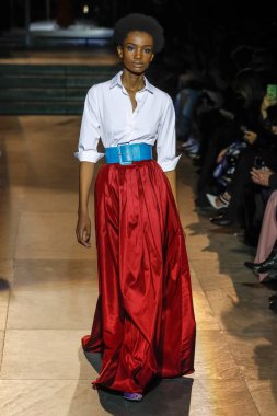 New York, Ny - 12 Şubat: Modelleri yürüyüş pist final Carolina Herrera New York moda haftası sırasında için: gösterir, Museum of Modern Art 12 Şubat 2018 tarihinde New York'ta.