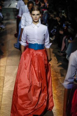 New York, Ny - 12 Şubat: Modelleri yürüyüş pist final Carolina Herrera New York moda haftası sırasında için: gösterir, Museum of Modern Art 12 Şubat 2018 tarihinde New York'ta.