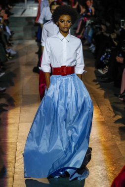 New York, Ny - 12 Şubat: Modelleri yürüyüş pist final Carolina Herrera New York moda haftası sırasında için: gösterir, Museum of Modern Art 12 Şubat 2018 tarihinde New York'ta.