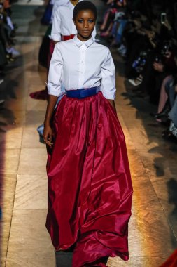 New York, Ny - 12 Şubat: Modelleri yürüyüş pist final Carolina Herrera New York moda haftası sırasında için: gösterir, Museum of Modern Art 12 Şubat 2018 tarihinde New York'ta.