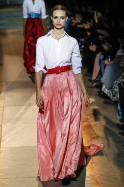 New York, Ny - 12 Şubat: Modelleri yürüyüş pist final Carolina Herrera New York moda haftası sırasında için: gösterir, Museum of Modern Art 12 Şubat 2018 tarihinde New York'ta.