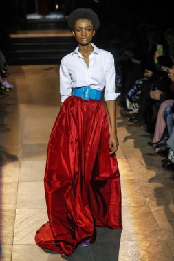 New York, Ny - 12 Şubat: Modelleri yürüyüş pist final Carolina Herrera New York moda haftası sırasında için: gösterir, Museum of Modern Art 12 Şubat 2018 tarihinde New York'ta.