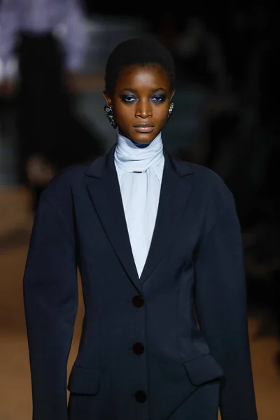 New York Februari Modell Går Banan För Carolina Herrera New — Stockfoto