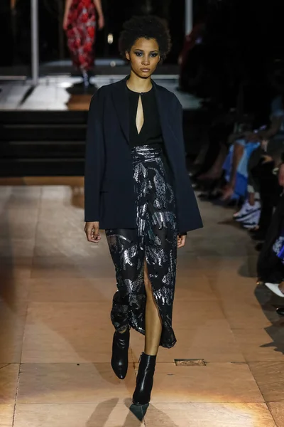 ニューヨーク ニューヨーク モデルは キャロライナ ヘレラのニューヨーク ファッション ウィーク中に滑走路を歩く の表示の現代美術館で 2018 日にニューヨーク市で — ストック写真