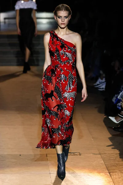 New York, Ny - 12 Şubat: Manken pist Carolina Herrera için New York moda haftası sırasında yürür: gösterir, Museum of Modern Art 12 Şubat 2018 tarihinde New York'ta.