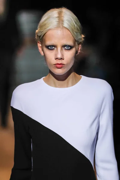 New York Februar Ein Model Läuft Für Carolina Herrera Auf — Stockfoto