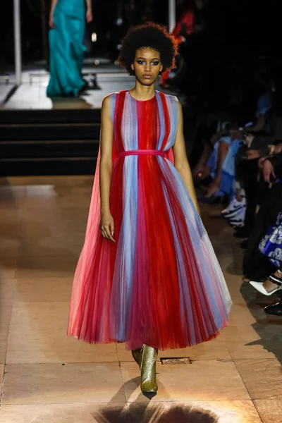 New York, Ny - 12 Şubat: Manken pist Carolina Herrera için New York moda haftası sırasında yürür: gösterir, Museum of Modern Art 12 Şubat 2018 tarihinde New York'ta.