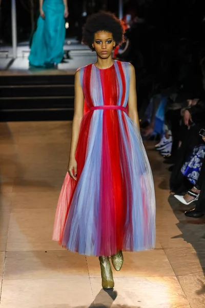 New York, Ny - 12 Şubat: Manken pist Carolina Herrera için New York moda haftası sırasında yürür: gösterir, Museum of Modern Art 12 Şubat 2018 tarihinde New York'ta.
