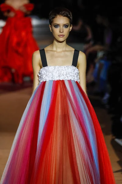 New York, Ny - 12 Şubat: Manken pist Carolina Herrera için New York moda haftası sırasında yürür: gösterir, Museum of Modern Art 12 Şubat 2018 tarihinde New York'ta.