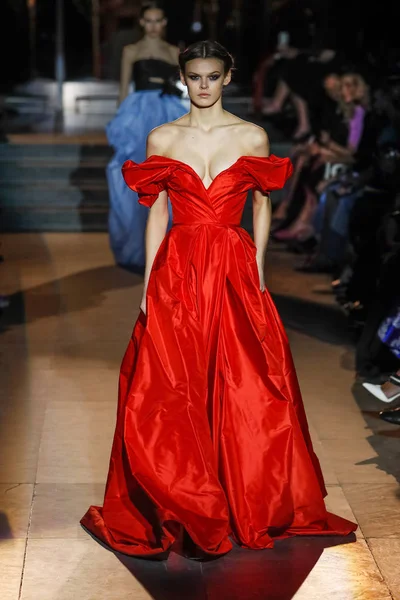 New York, Ny - 12 Şubat: Manken pist Carolina Herrera için New York moda haftası sırasında yürür: gösterir, Museum of Modern Art 12 Şubat 2018 tarihinde New York'ta.