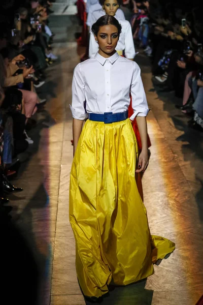 New York, Ny - 12 Şubat: Modelleri yürüyüş pist final Carolina Herrera New York moda haftası sırasında için: gösterir, Museum of Modern Art 12 Şubat 2018 tarihinde New York'ta.