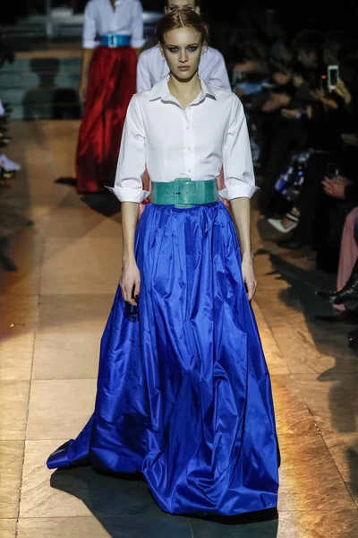 New York, Ny - 12 Şubat: Modelleri yürüyüş pist final Carolina Herrera New York moda haftası sırasında için: gösterir, Museum of Modern Art 12 Şubat 2018 tarihinde New York'ta.