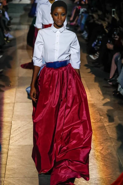 New York, Ny - 12 Şubat: Modelleri yürüyüş pist final Carolina Herrera New York moda haftası sırasında için: gösterir, Museum of Modern Art 12 Şubat 2018 tarihinde New York'ta.