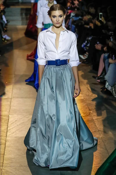 New York, Ny - 12 Şubat: Modelleri yürüyüş pist final Carolina Herrera New York moda haftası sırasında için: gösterir, Museum of Modern Art 12 Şubat 2018 tarihinde New York'ta.