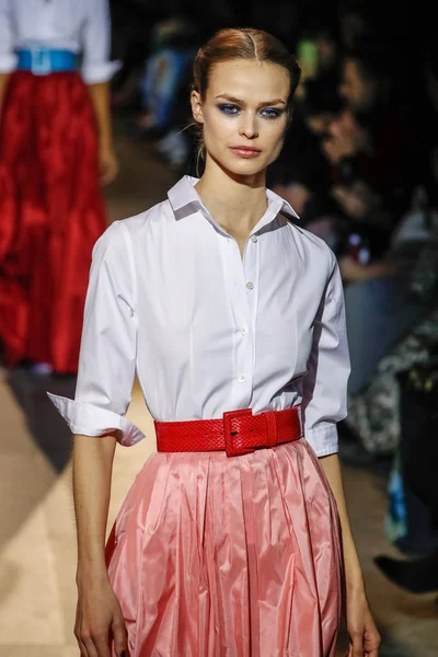 New York, Ny - 12 Şubat: Modelleri yürüyüş pist final Carolina Herrera New York moda haftası sırasında için: gösterir, Museum of Modern Art 12 Şubat 2018 tarihinde New York'ta.