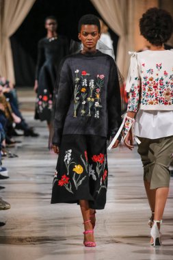 New York, Ny - 12 Şubat: Oscar De La Renta moda pist göstermek Şubat 2018 New York moda haftası da Cunard Binası, 12 Şubat 2018'sırasında New York'ta bir modeli yürür.