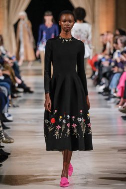 New York, Ny - 12 Şubat: Oscar De La Renta moda pist göstermek Şubat 2018 New York moda haftası da Cunard Binası, 12 Şubat 2018'sırasında New York'ta bir modeli yürür.