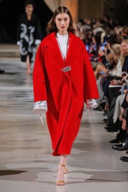 New York, Ny - 12 Şubat: Oscar De La Renta moda pist göstermek Şubat 2018 New York moda haftası da Cunard Binası, 12 Şubat 2018'sırasında New York'ta bir modeli yürür.