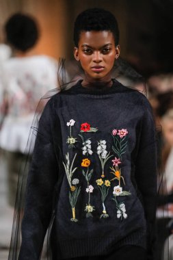 New York, Ny - 12 Şubat: Oscar De La Renta moda pist göstermek Şubat 2018 New York moda haftası da Cunard Binası, 12 Şubat 2018'sırasında New York'ta bir modeli yürür.