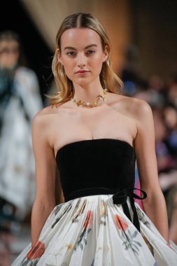 New York, Ny - 12 Şubat: Oscar De La Renta moda pist göstermek Şubat 2018 New York moda haftası da Cunard Binası, 12 Şubat 2018'sırasında New York'ta bir modeli yürür.
