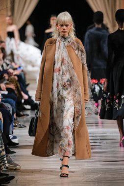 New York, Ny - 12 Şubat: Oscar De La Renta moda pist göstermek Şubat 2018 New York moda haftası da Cunard Binası, 12 Şubat 2018'sırasında New York'ta bir modeli yürür.