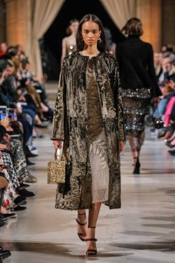 New York, Ny - 12 Şubat: Oscar De La Renta moda pist göstermek Şubat 2018 New York moda haftası da Cunard Binası, 12 Şubat 2018'sırasında New York'ta bir modeli yürür.