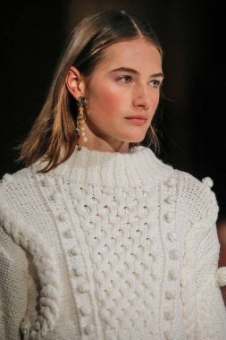 New York, Ny - 12 Şubat: Oscar De La Renta moda pist göstermek Şubat 2018 New York moda haftası da Cunard Binası, 12 Şubat 2018'sırasında New York'ta bir modeli yürür.