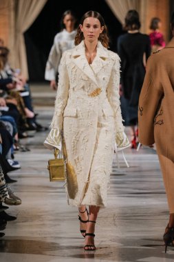 New York, Ny - 12 Şubat: Oscar De La Renta moda pist göstermek Şubat 2018 New York moda haftası da Cunard Binası, 12 Şubat 2018'sırasında New York'ta bir modeli yürür.