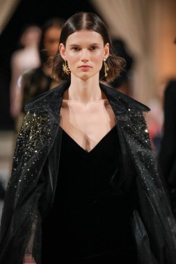 New York, Ny - 12 Şubat: Oscar De La Renta moda pist göstermek Şubat 2018 New York moda haftası da Cunard Binası, 12 Şubat 2018'sırasında New York'ta bir modeli yürür.