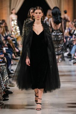 New York, Ny - 12 Şubat: Oscar De La Renta moda pist göstermek Şubat 2018 New York moda haftası da Cunard Binası, 12 Şubat 2018'sırasında New York'ta bir modeli yürür.