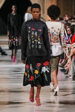 New York, Ny - 12 Şubat: Oscar De La Renta moda pist göstermek Şubat 2018 New York moda haftası da Cunard Binası, 12 Şubat 2018'sırasında New York'ta bir modeli yürür.