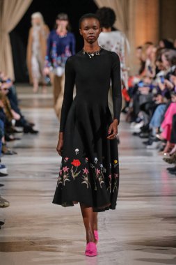 New York, Ny - 12 Şubat: Oscar De La Renta moda pist göstermek Şubat 2018 New York moda haftası da Cunard Binası, 12 Şubat 2018'sırasında New York'ta bir modeli yürür.