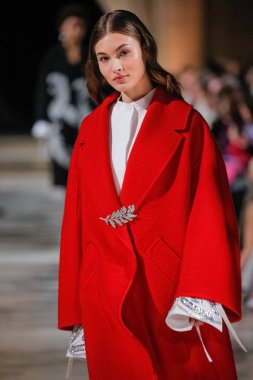 New York, Ny - 12 Şubat: Oscar De La Renta moda pist göstermek Şubat 2018 New York moda haftası da Cunard Binası, 12 Şubat 2018'sırasında New York'ta bir modeli yürür.