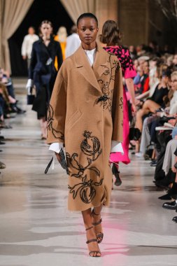 New York, Ny - 12 Şubat: Oscar De La Renta moda pist göstermek Şubat 2018 New York moda haftası da Cunard Binası, 12 Şubat 2018'sırasında New York'ta bir modeli yürür.