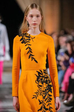 New York, Ny - 12 Şubat: Oscar De La Renta moda pist göstermek Şubat 2018 New York moda haftası da Cunard Binası, 12 Şubat 2018'sırasında New York'ta bir modeli yürür.