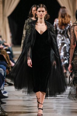 New York, Ny - 12 Şubat: Oscar De La Renta moda pist göstermek Şubat 2018 New York moda haftası da Cunard Binası, 12 Şubat 2018'sırasında New York'ta bir modeli yürür.