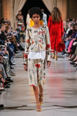 New York, Ny - 12 Şubat: Oscar De La Renta moda pist göstermek Şubat 2018 New York moda haftası da Cunard Binası, 12 Şubat 2018'sırasında New York'ta bir modeli yürür.