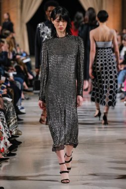 New York, Ny - 12 Şubat: Oscar De La Renta moda pist göstermek Şubat 2018 New York moda haftası da Cunard Binası, 12 Şubat 2018'sırasında New York'ta bir modeli yürür.