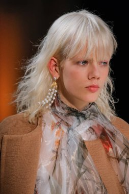 New York, Ny - 12 Şubat: Oscar De La Renta moda pist göstermek Şubat 2018 New York moda haftası da Cunard Binası, 12 Şubat 2018'sırasında New York'ta bir modeli yürür.