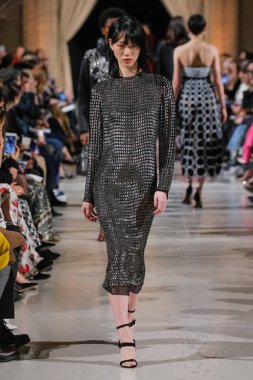 New York, Ny - 12 Şubat: Oscar De La Renta moda pist göstermek Şubat 2018 New York moda haftası da Cunard Binası, 12 Şubat 2018'sırasında New York'ta bir modeli yürür.