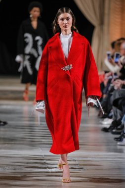 New York, Ny - 12 Şubat: Oscar De La Renta moda pist göstermek Şubat 2018 New York moda haftası da Cunard Binası, 12 Şubat 2018'sırasında New York'ta bir modeli yürür.