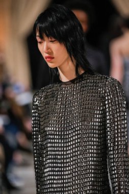 New York, Ny - 12 Şubat: Oscar De La Renta moda pist göstermek Şubat 2018 New York moda haftası da Cunard Binası, 12 Şubat 2018'sırasında New York'ta bir modeli yürür.