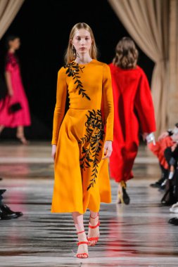 New York, Ny - 12 Şubat: Oscar De La Renta moda pist göstermek Şubat 2018 New York moda haftası da Cunard Binası, 12 Şubat 2018'sırasında New York'ta bir modeli yürür.