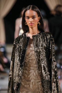 New York, Ny - 12 Şubat: Oscar De La Renta moda pist göstermek Şubat 2018 New York moda haftası da Cunard Binası, 12 Şubat 2018'sırasında New York'ta bir modeli yürür.